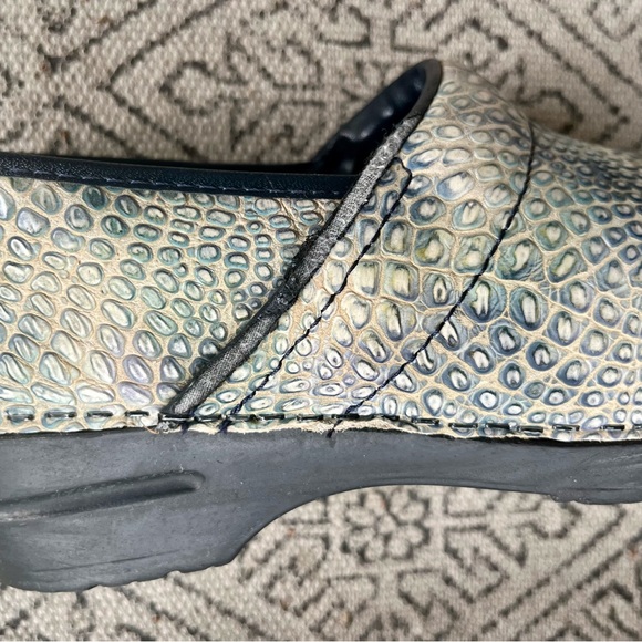 Sanita Textured Embossed Lizard Clogs size 40, Light Blue & Cream - Picture 10 of 12
